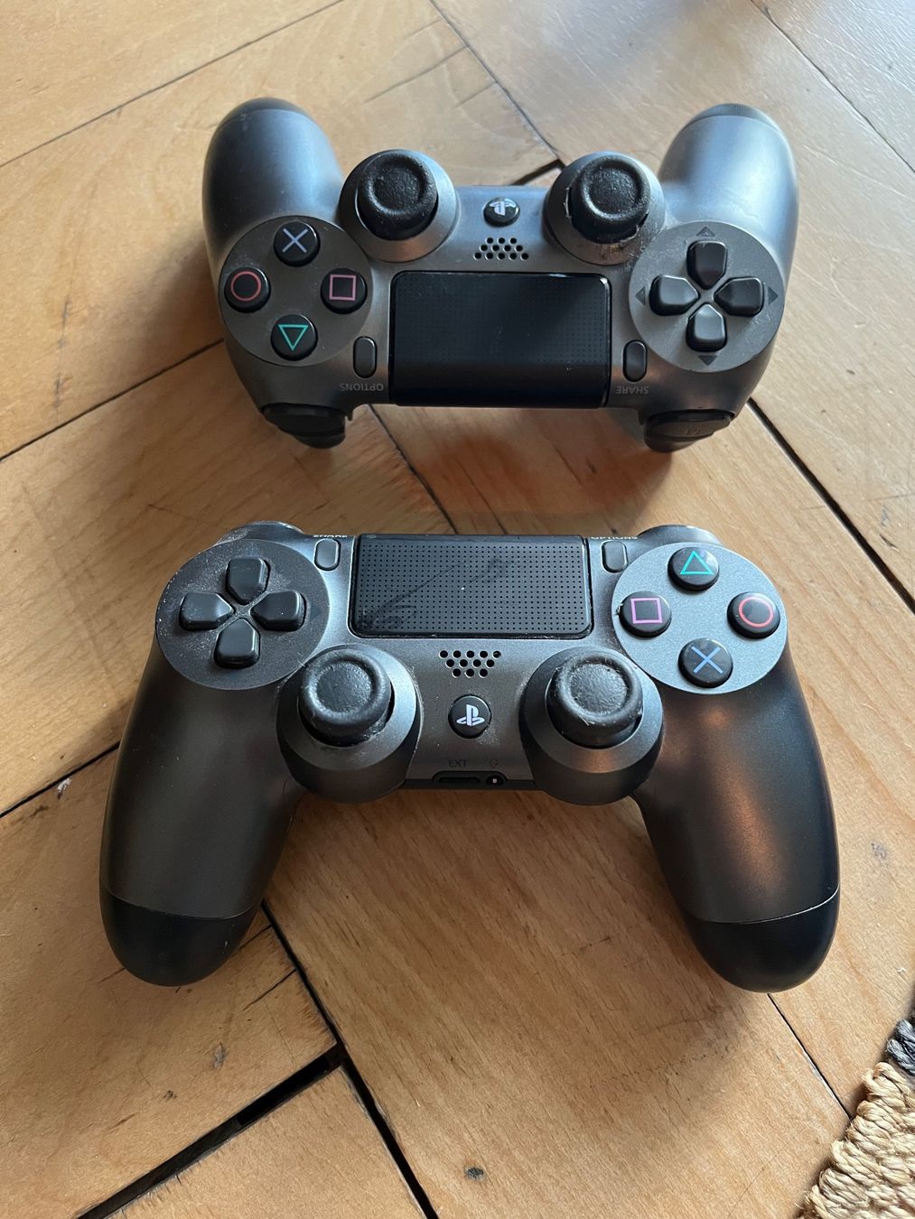 Sony Consoles: PS 4 + 2 Controller + 6 Spiele – D'occasion à Zürich par and_gw9n 1