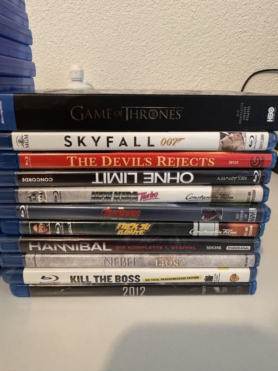 Sony Konsolen: Ps4 Pro, 2 Controller mit 19 spiele und 11 Blueray Sammlung – Gebraucht aus Zuzwil SG von  3