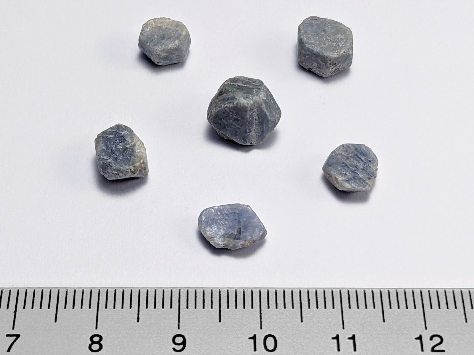 Minerali & Pietre curative: Saphir roh 6Stk. 7 bis 9mm, 20.30ct – Nuovo e nell'imballaggio originale da Meilen venduto da StoneGarden