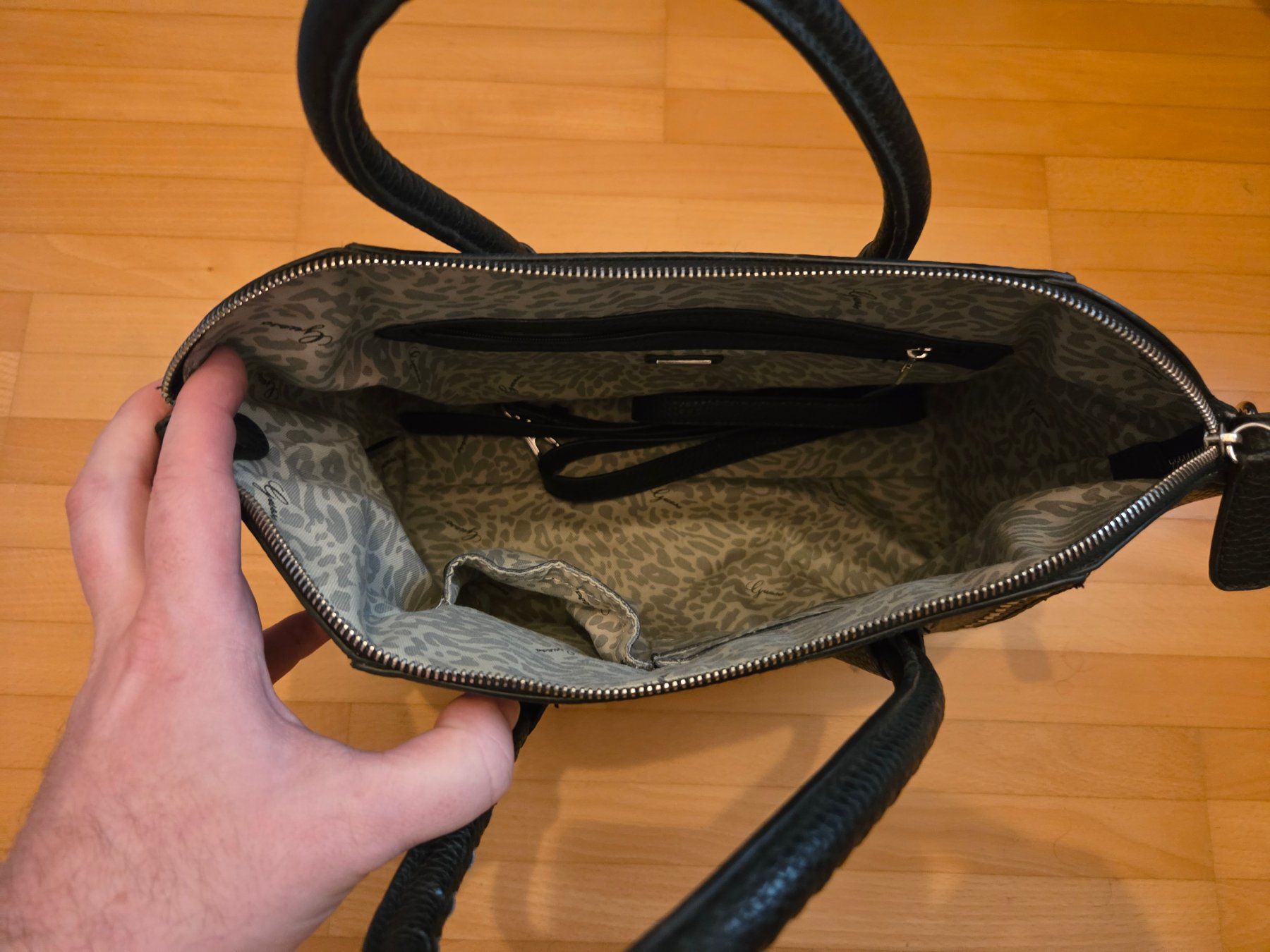 Guess Sacs femmes: Guess Tasche ab 1 CHF – D'occasion à Schellenberg par Sir_Boban 1