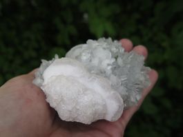 Nadelquarz mit Calcit und Pyrit