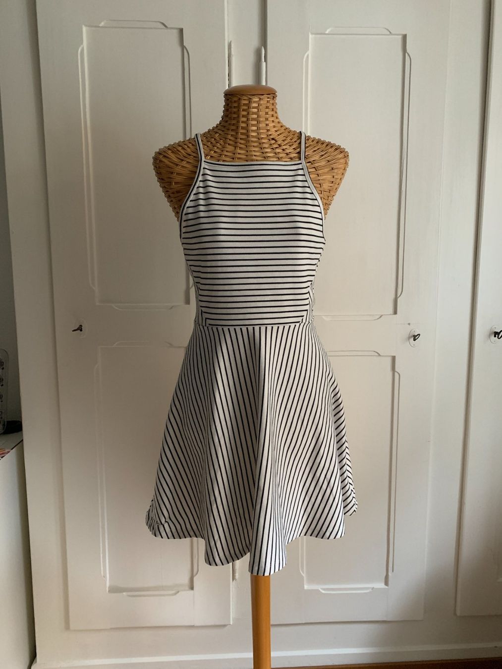 H&M Vestiti: Kleid weiss-schwarz gestreift - 38 – Usato da Zürich venduto da Diazaio