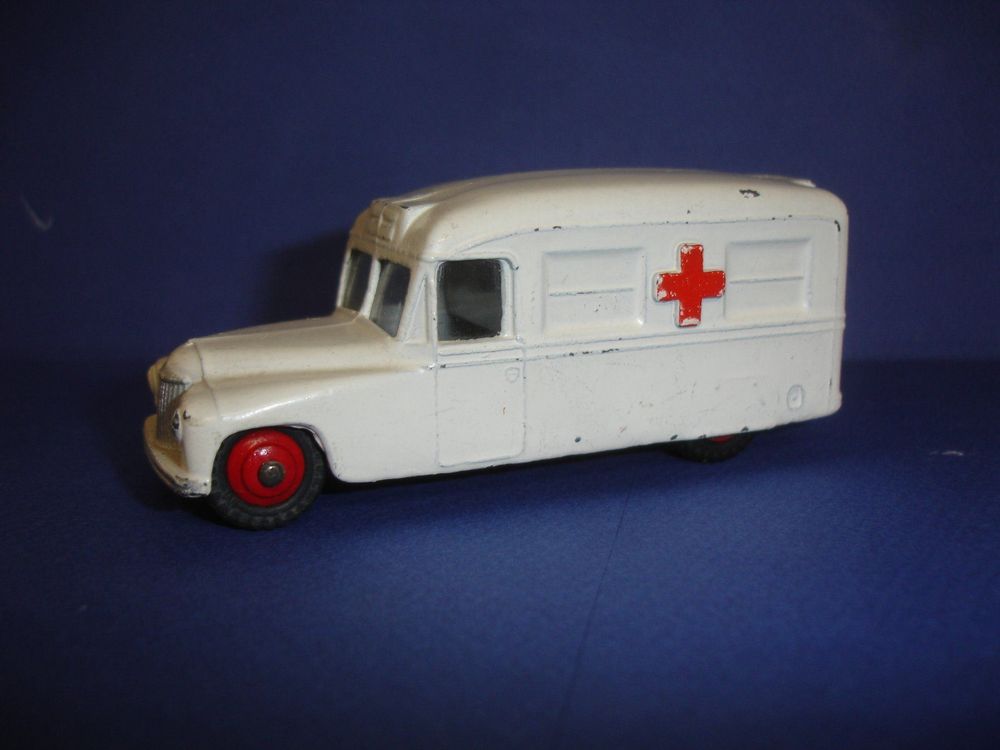 Dinky Toys Ambulance Daimler, n° 253 - Crème / Croix Rouge
