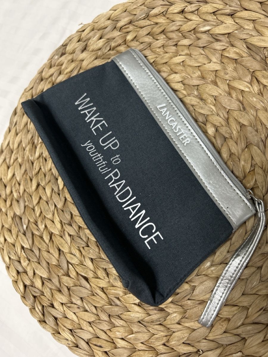 Trousses de maquillage: Pochette Lancaster avec lanière argentée, NEUVE – Neuf (Voir description) à Carouge GE par Emilynette