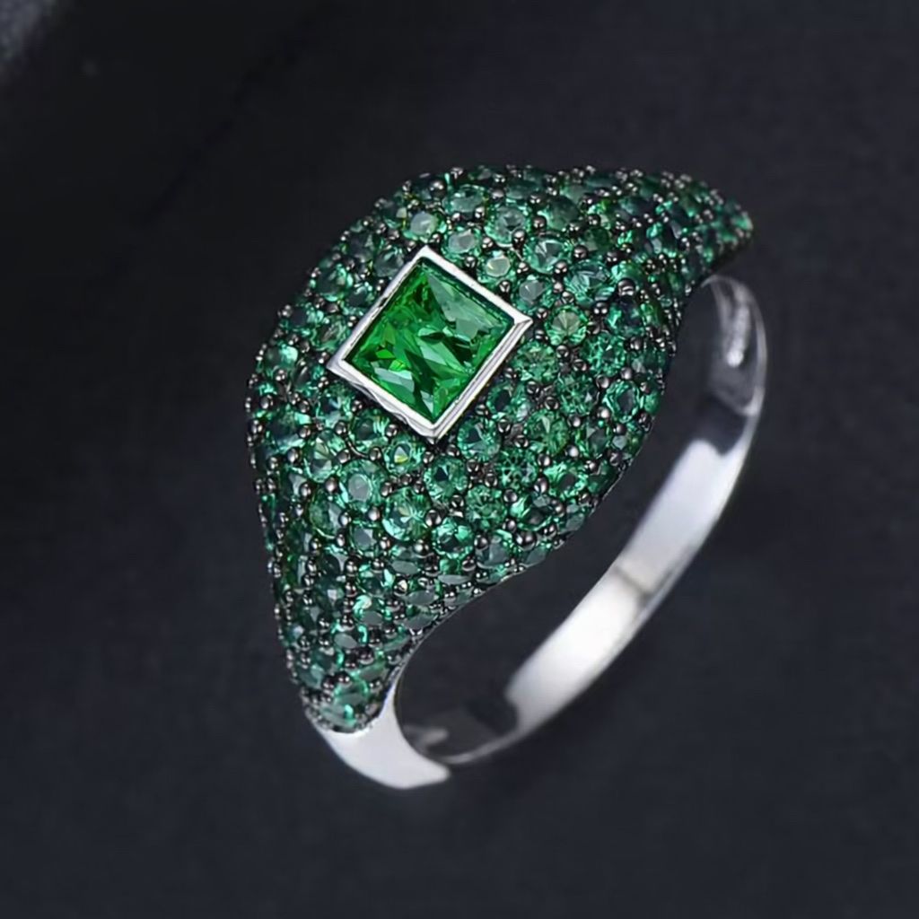 Anelli: Stylish Pinky Ring with Green Zirconia – Nuovo (secondo la descrizione) da Nyon venduto da My_wardrobe