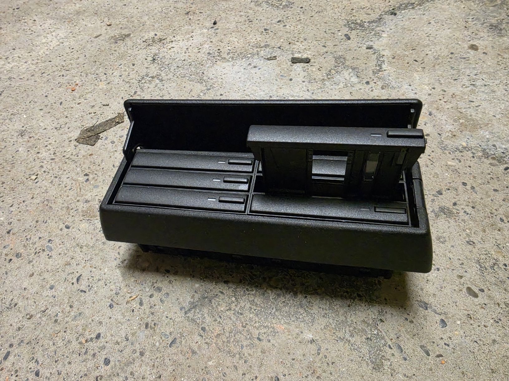 Toutes les pièces auto: Bmw e36 Kassettenhalterung – D'occasion à Heerbrugg par Bmw.60