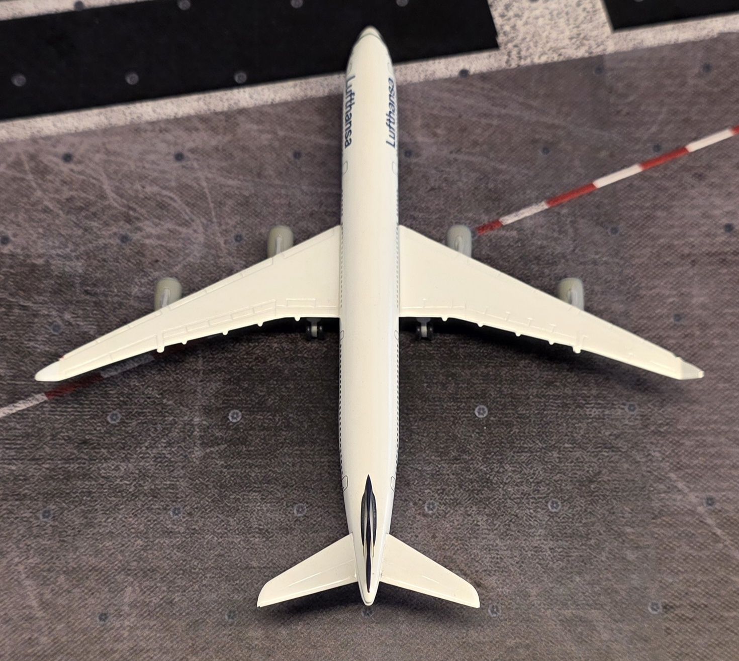Airbus Kit di modellismo & Modellini statici: Lufthansa Airbus A340-300, Modell Edition 1:500 – Usato da Männedorf venduto da Modellbau-wyss 2