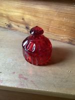 rotes Glasdeckelgefäss