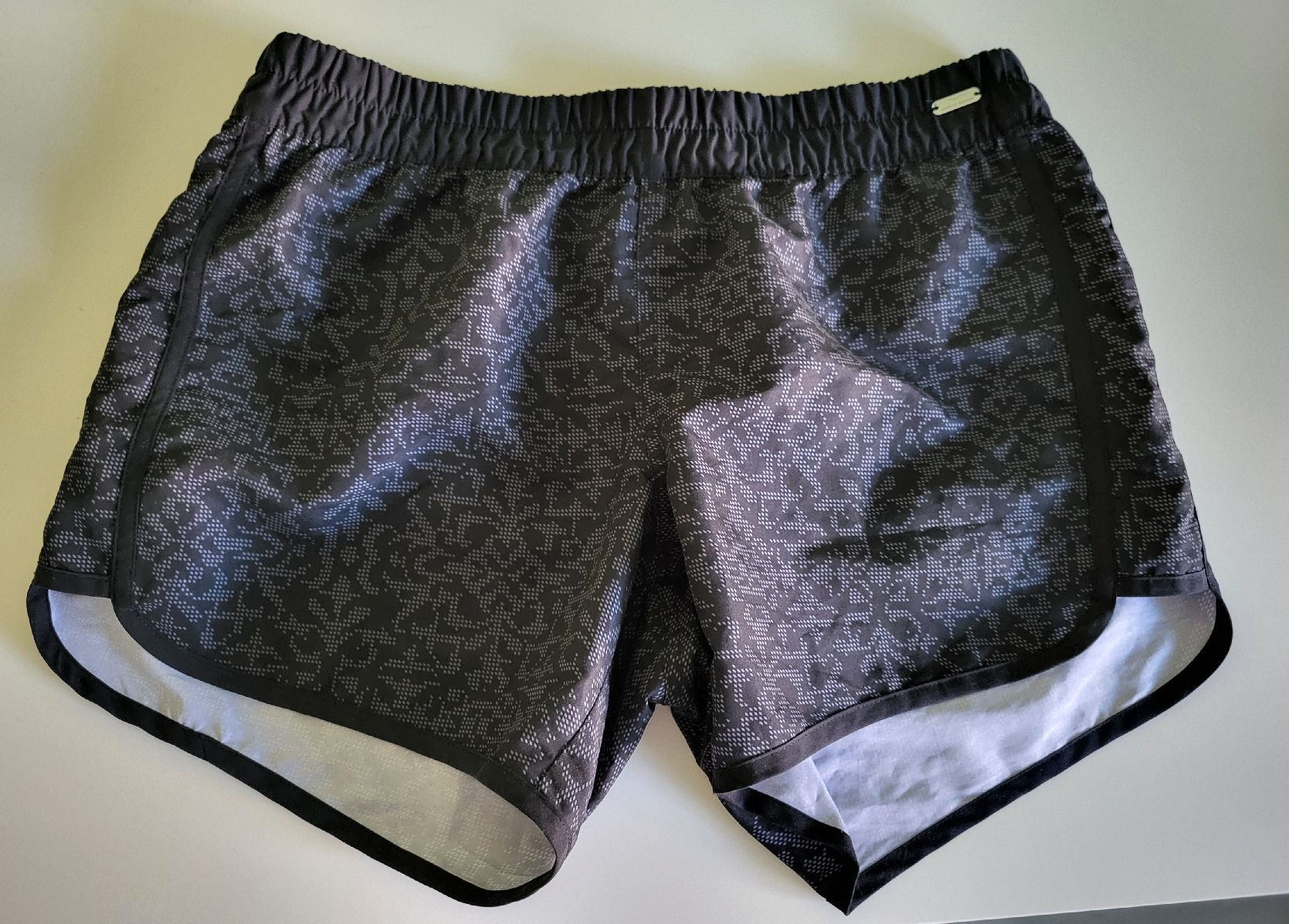 Lotti di vestiti: Badeshorts & Bikini-Oberteile – Usato da Lohn SH venduto da Svalmi 2