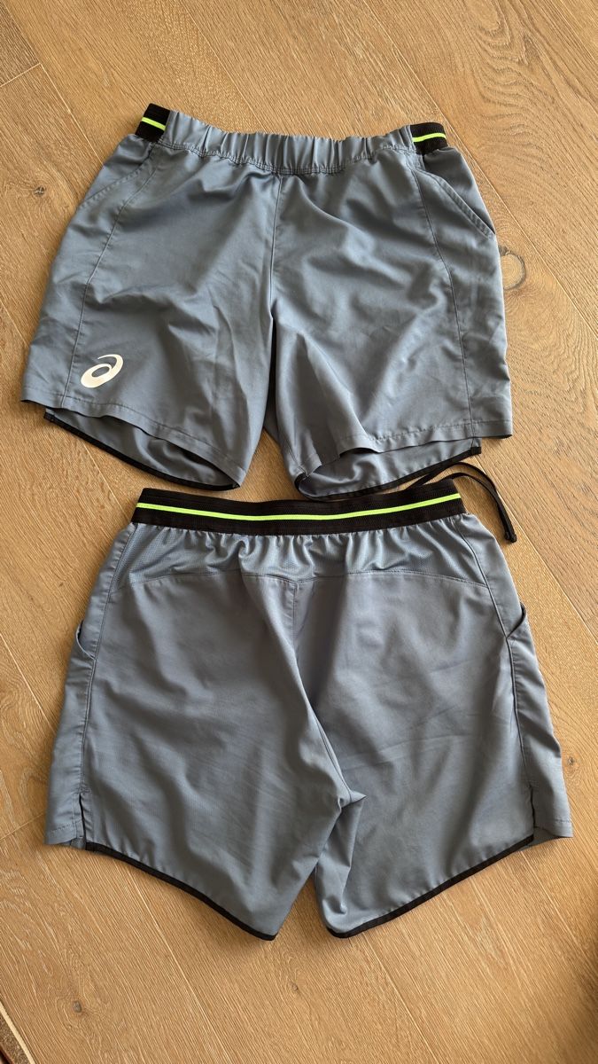 Asics Pantaloni: 2 ASICS Sportshorts +1 geschenkt – Usato da Hünenberg See venduto da Schulers 3