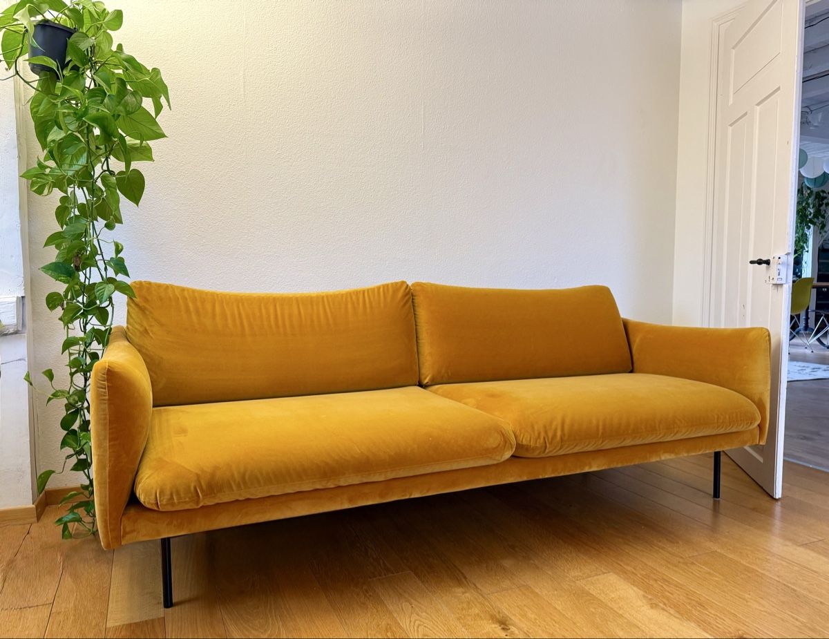 Sofas: Gelbes Designer Samt-Sofa – Gebraucht aus Zürich von sarah_a6 3