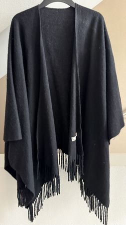 Warmer Winter-Look: Schwarzer Woll-Poncho mit Fransen!