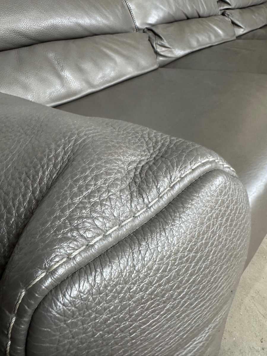 Divani: Ecksofa echtes Nubukleder, ein antiker Metallschirm – Usato da Bachenbülach venduto da Sofalab.swiss 6