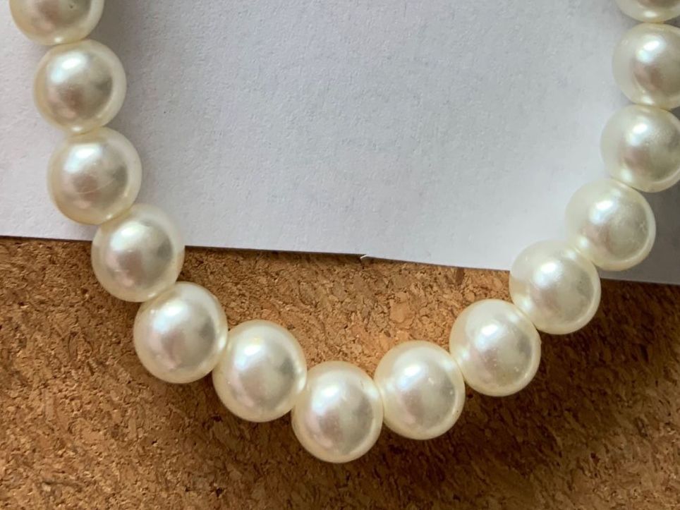 Armbänder & -reifen: Perlen-Armband weiss grosszügig – Gebraucht aus Laufen von Bellavitaboom 8