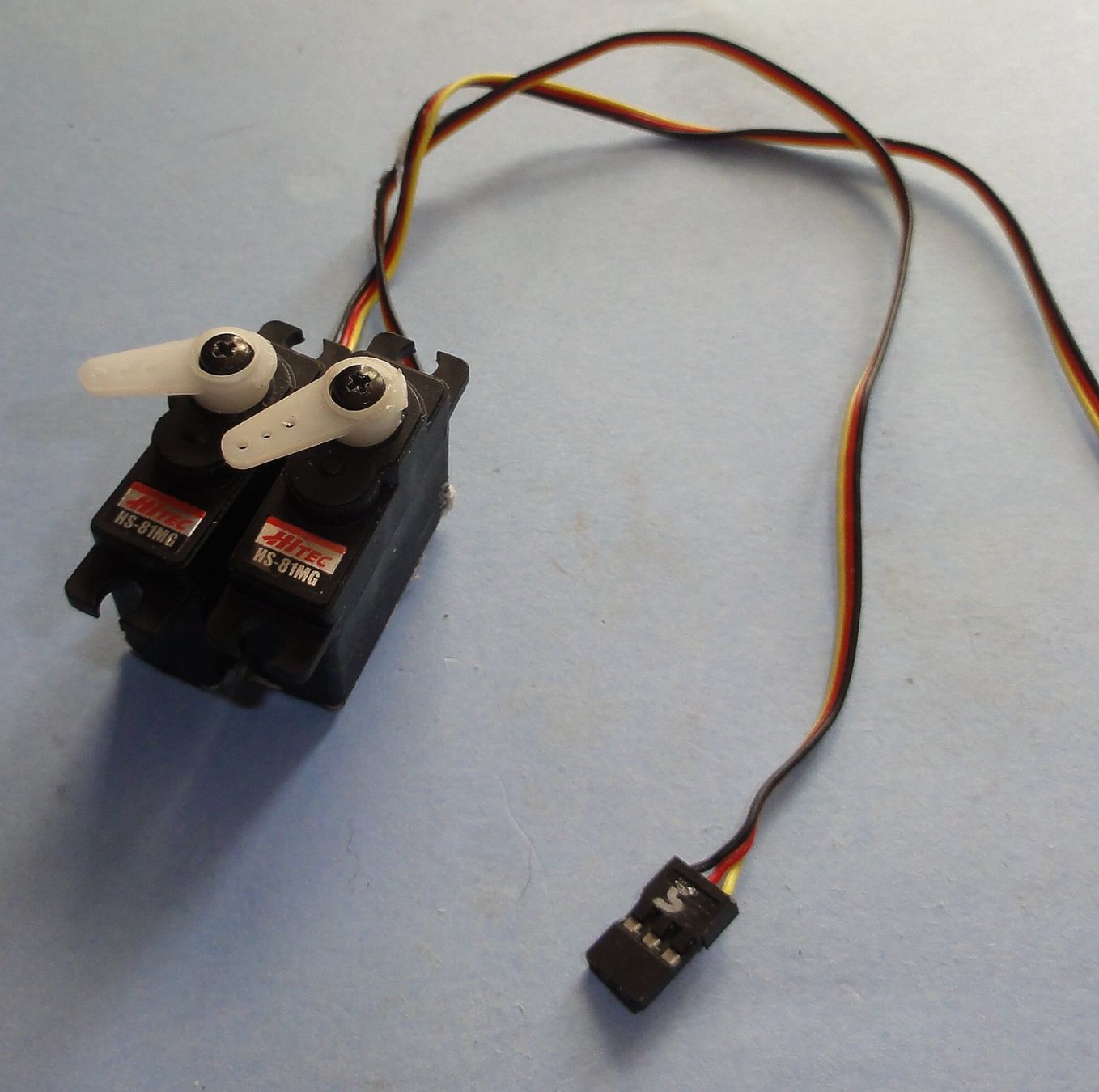 Modellismo RC: 2 Stück Hitec Servo HS-81 – Usato da Waldenburg venduto da Rcparts