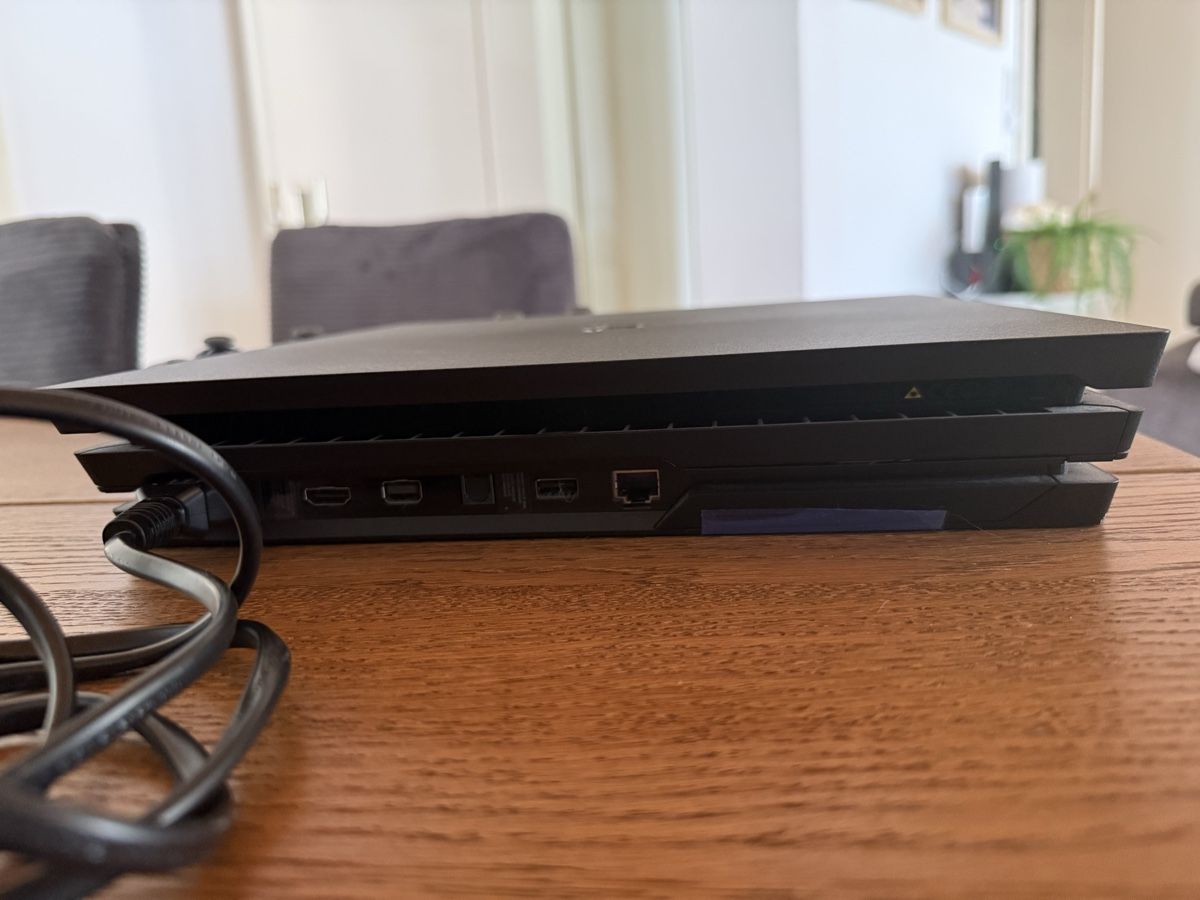 Sony Konsolen: PS4 Pro inkl. Zubehör – Gebraucht aus Oberhofen Thun'see von Susu58 2