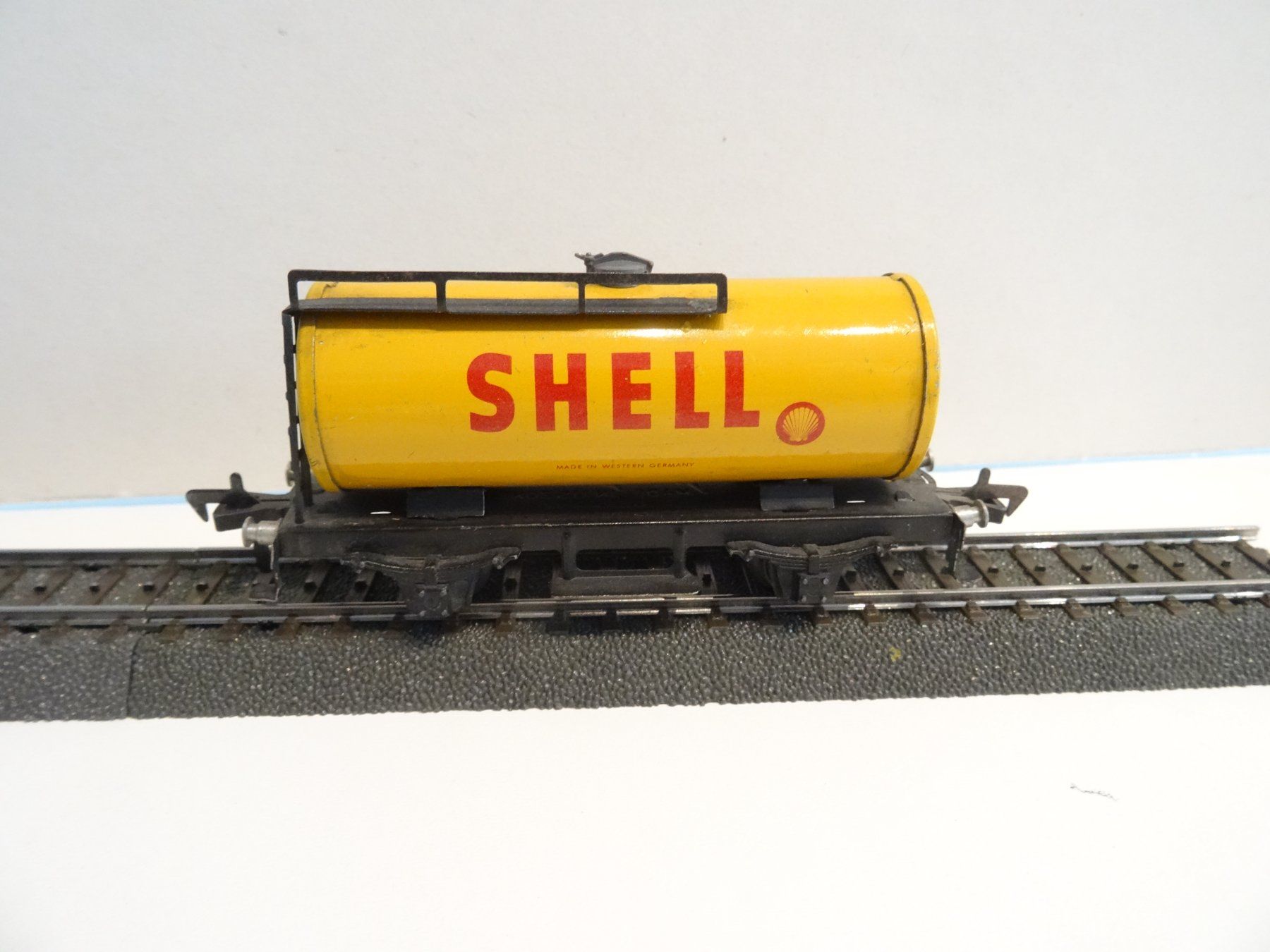 Fleischmann Modellini di ferrovie: 1215 S Fleischmann. HO Shell Zisternenwagen – Usato da Hochdorf venduto da Teger02 1