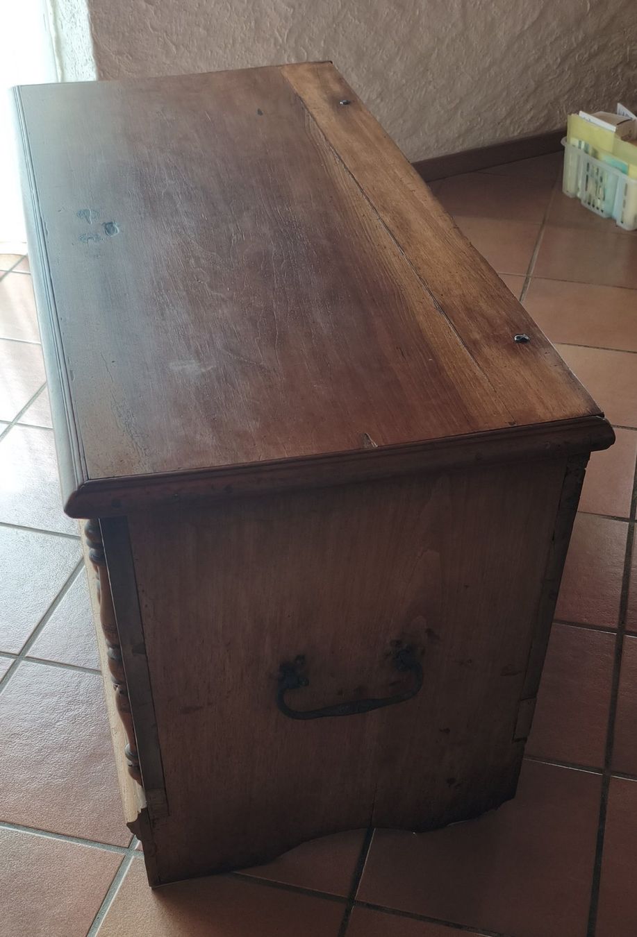Truhen: Coffre en bois sculpté – Gebraucht aus Cheyres von Alex60 8