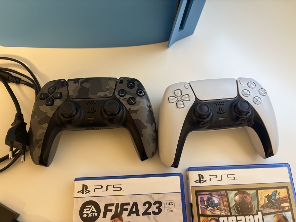 Sony Console: Ps5 disc édition - 2 controller- 5 jeux- Cover bleu Sony – Usato da Lausanne venduto da Lemanchot 3