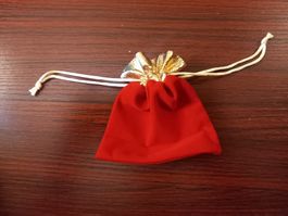 100x Roten Samtbeuteln / Pochette velours rouge 9x7cm