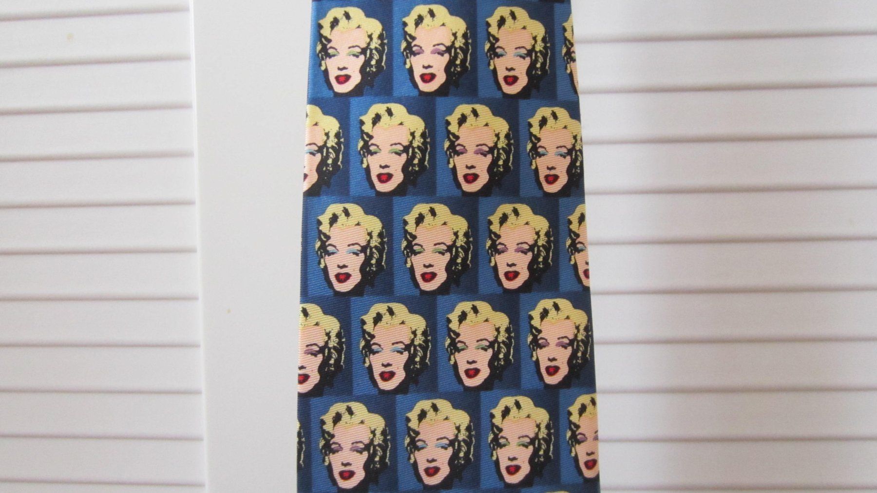 Cravatte: Andy Warhol, Marilyn Monroe Krawatte, 100% Seide, Blau – Usato da Thalwil venduto da Arrow 1