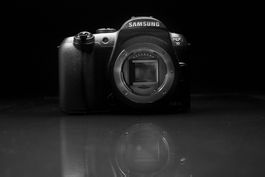 Samsung NX10 APS-C Spiegellose Kamera mit Objektiv 18-55mm