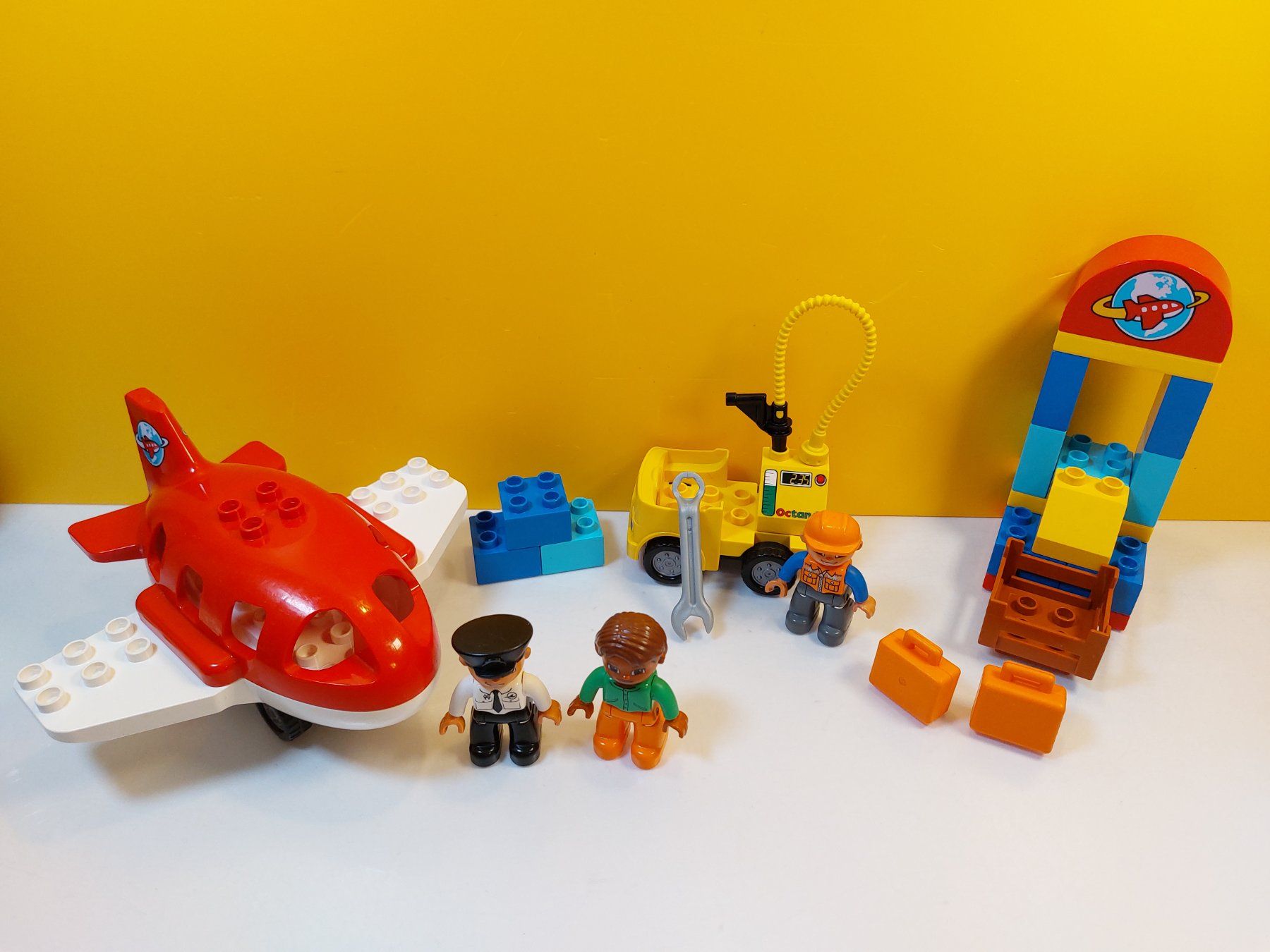 Lego Kit di costruzioni: LEGO Duplo 10590 Flugzeug mit Flughafen – Usato da St.Gallen venduto da TinasBauundSpiel 4