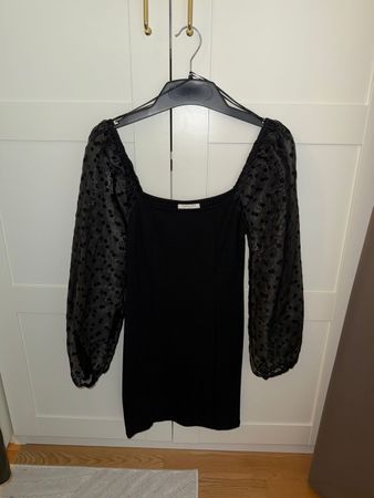 Trendy: Schwarzes Kleid mit Puffärmeln Gr. S