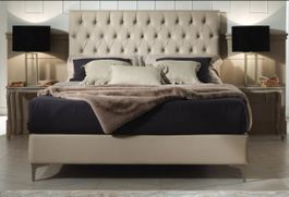 Boxspringbett in der Ausstellung in Creme