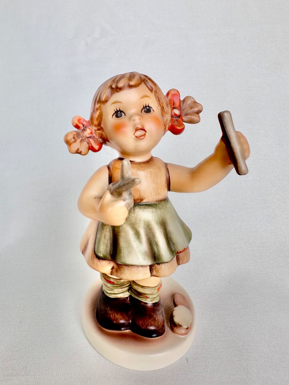 Hummel Statuette: Süsse Goebel Hummel Figur Mädchen "Schnipp Schnapp" – Usato da Steinen venduto da SputnikSweetheart