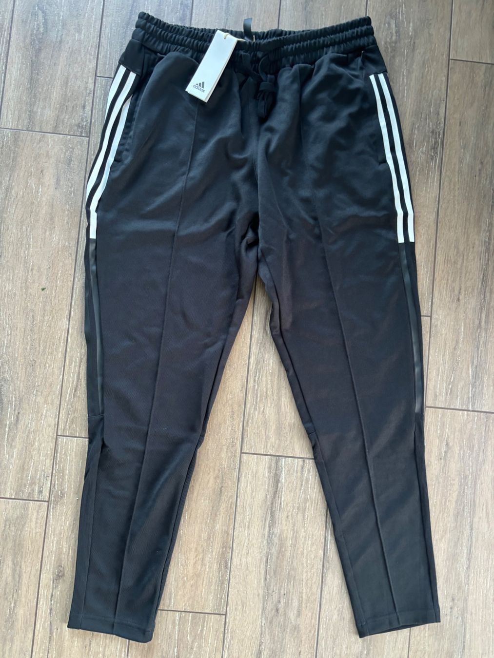Adidas Pantaloni: L_adidas_NEU_LP 85 sfr – Nuovo e nell'imballaggio originale da Versegeres venduto da kista