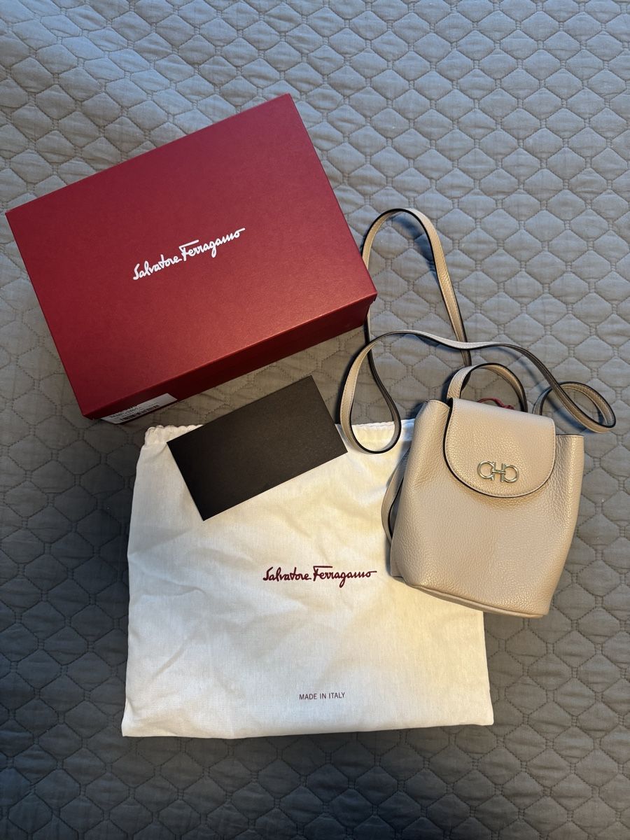 Salvatore Ferragamo Zaini: Salvatore Ferragamo Tasche – Nuovo (secondo la descrizione) da Dübendorf venduto da MariaS. 1