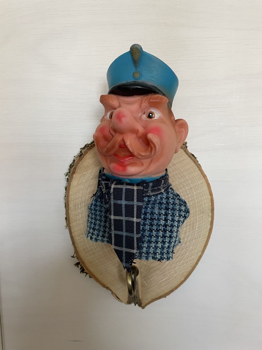Guardaroba: Garderobe mit Kasperli Figur – Usato da Zürich venduto da Refereefair 2