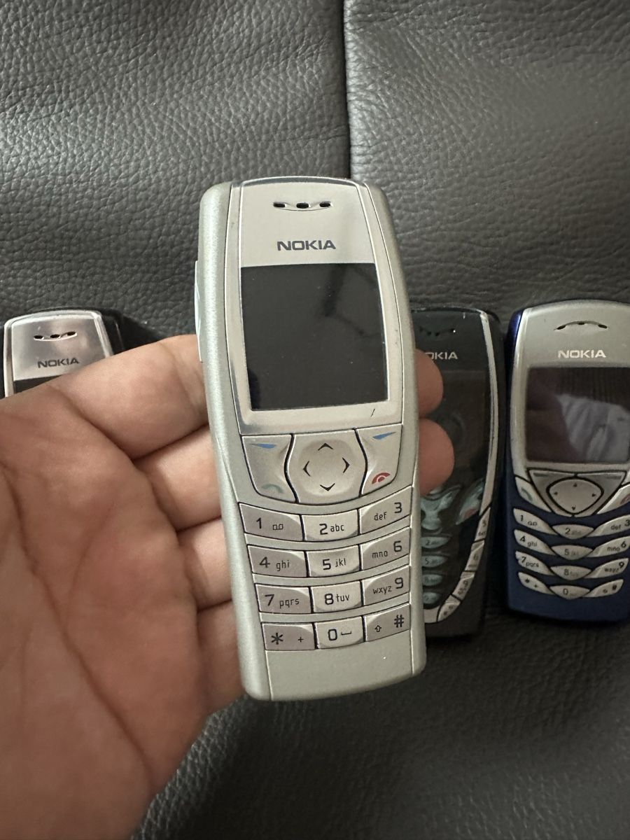 Nokia Telefoni cellulari / Smartphones: Nokia Handy Konvolut 4x – Difettoso da Heerbrugg venduto da Amazon38 2