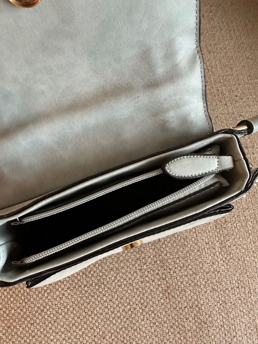 Taschen für Damen: Handtasche in Wildlederoptik hellblau mit Nieten Fransen – Neu (gemäss Beschreibung) aus Oberegg von m.akua 4