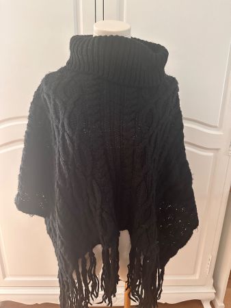 Schwarze Poncho Steve Madden