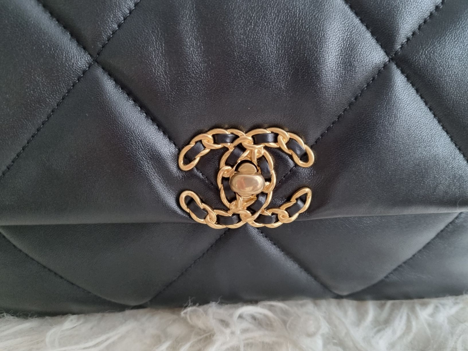 Chanel Taschen für Damen: Chanel 19 Neuwertig, Medium – Neu (gemäss Beschreibung) aus Basel von lioness71 8