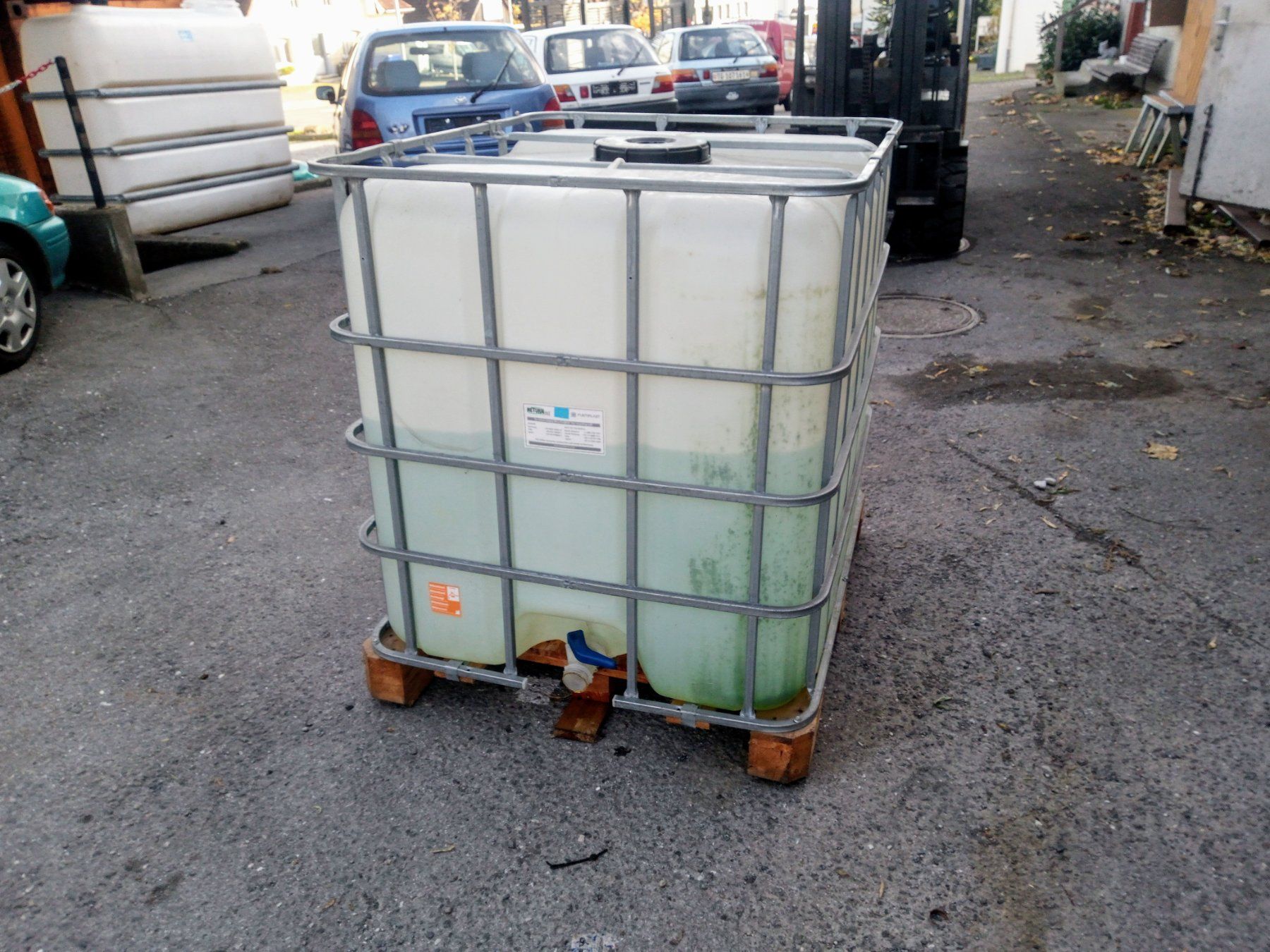 Abbeveratoi e trogoli: IBC-Tank mit ca 500 LT Destilliertem Wasser – Usato da Zihlschlacht venduto da Kreis68 1