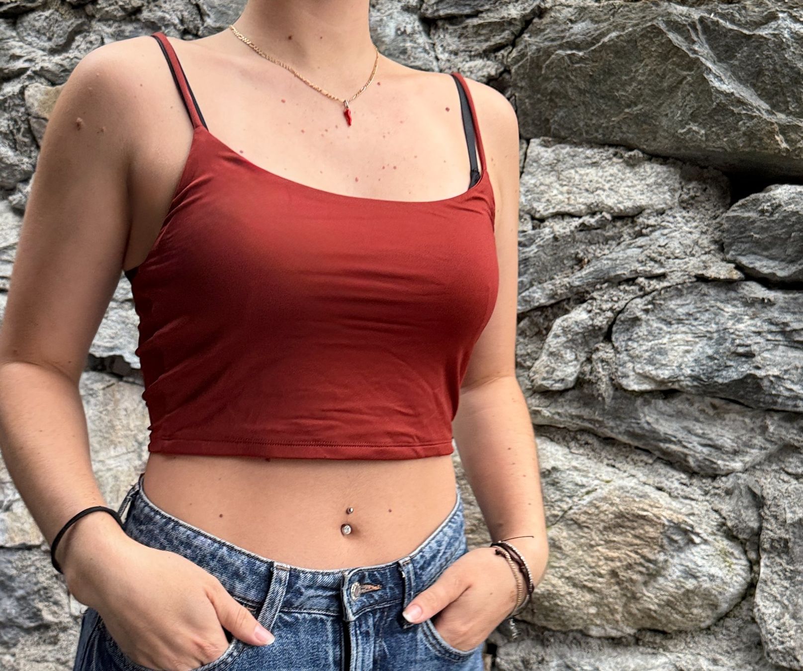 Top: rotes Crop-Top – Usato da Därligen venduto da ram_jy58