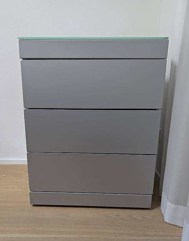 Cassettiere: Stahl-Schubladenkorpus mit Glasplatte, 3 Schubladen – Usato da Bremgarten AG venduto da RB71
