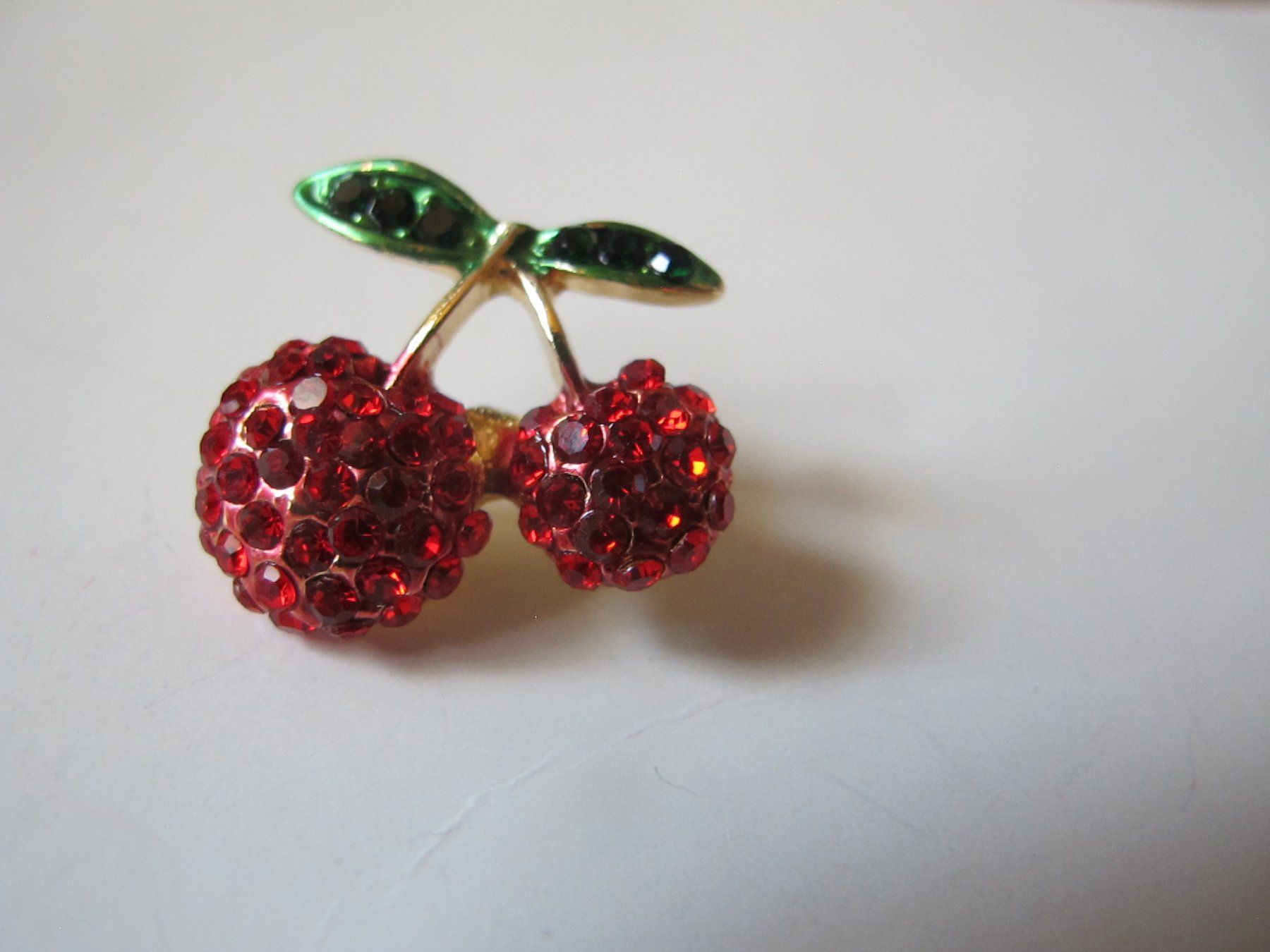 Spille & Fermagli: Süsse Kirschen Brosche rot Strass Glitzer – Nuovo (secondo la descrizione) da Löhningen venduto da Chimae67