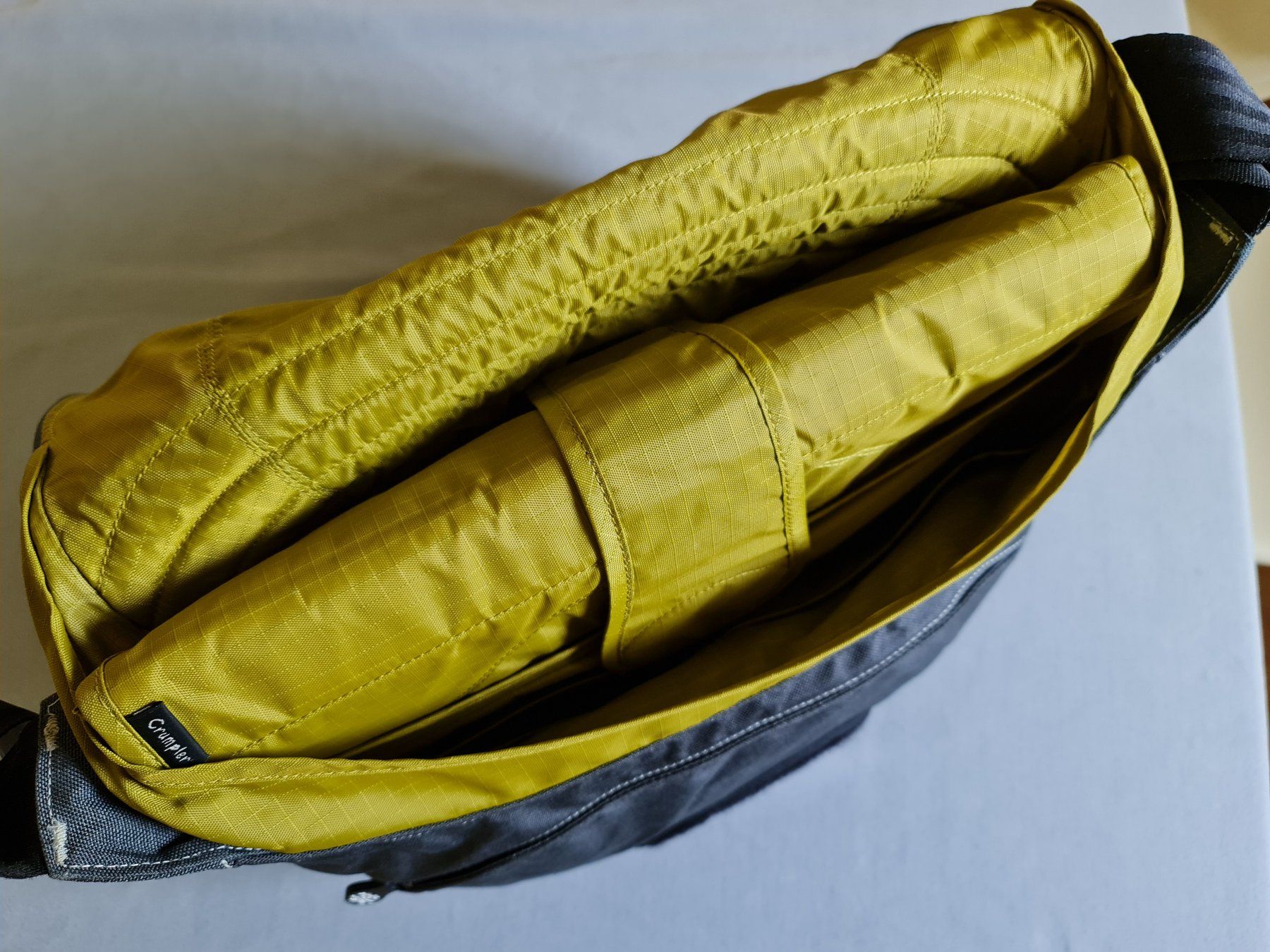 Crumpler Borse: Crumpler grosse Umhängetasche – Usato da Embrach venduto da Ta89 5