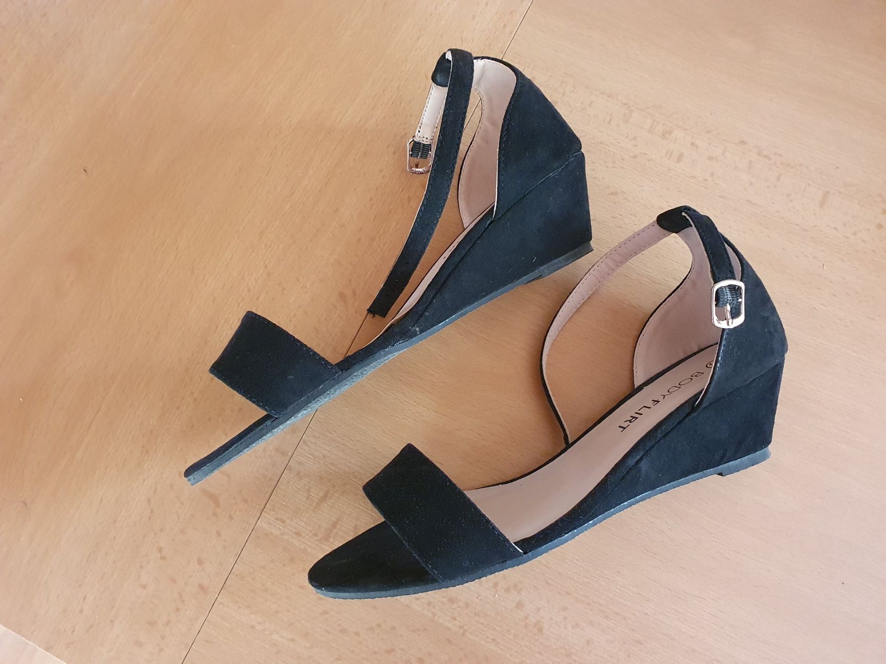 Scarpe da donna: Keilsandalen schwarz – Usato da Bärau venduto da schneider_lein 1