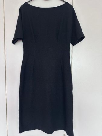 Elegantes Kleines Schwarzes Kleid aus Wolle.
