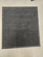 Tapis gris de voiture 84x75 cm bon état
