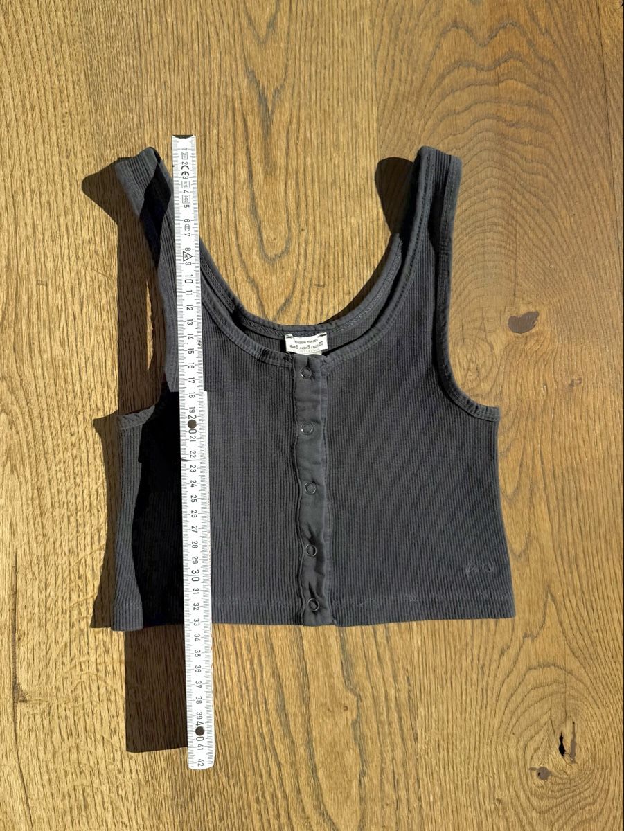 Pull&Bear Top: Pull&Bear Crop Top Grau Gerippt Knöpfe | S – Usato da Samedan venduto da K7kgh 7