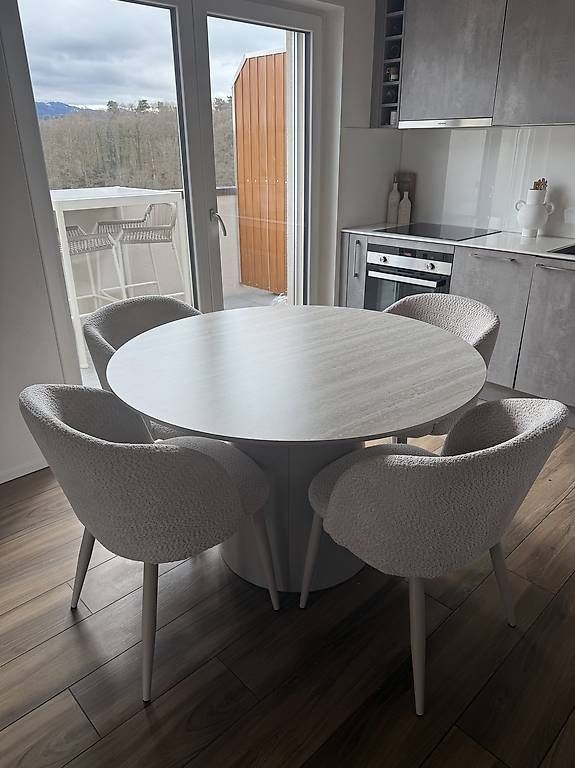 Set di tavolo e panche: Table à manger ronde avec 4 chaises bouclettes  – Usato da Villars-sur-Glâne venduto da oce_n7d7