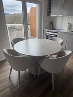 Table à manger ronde avec 4 chaises bouclettes 