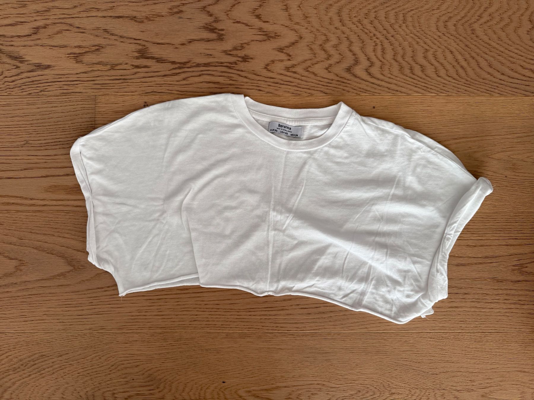 Bershka Tops: Micro Crop Top weiss – Gebraucht aus Richterswil von KAYLEIGH_77