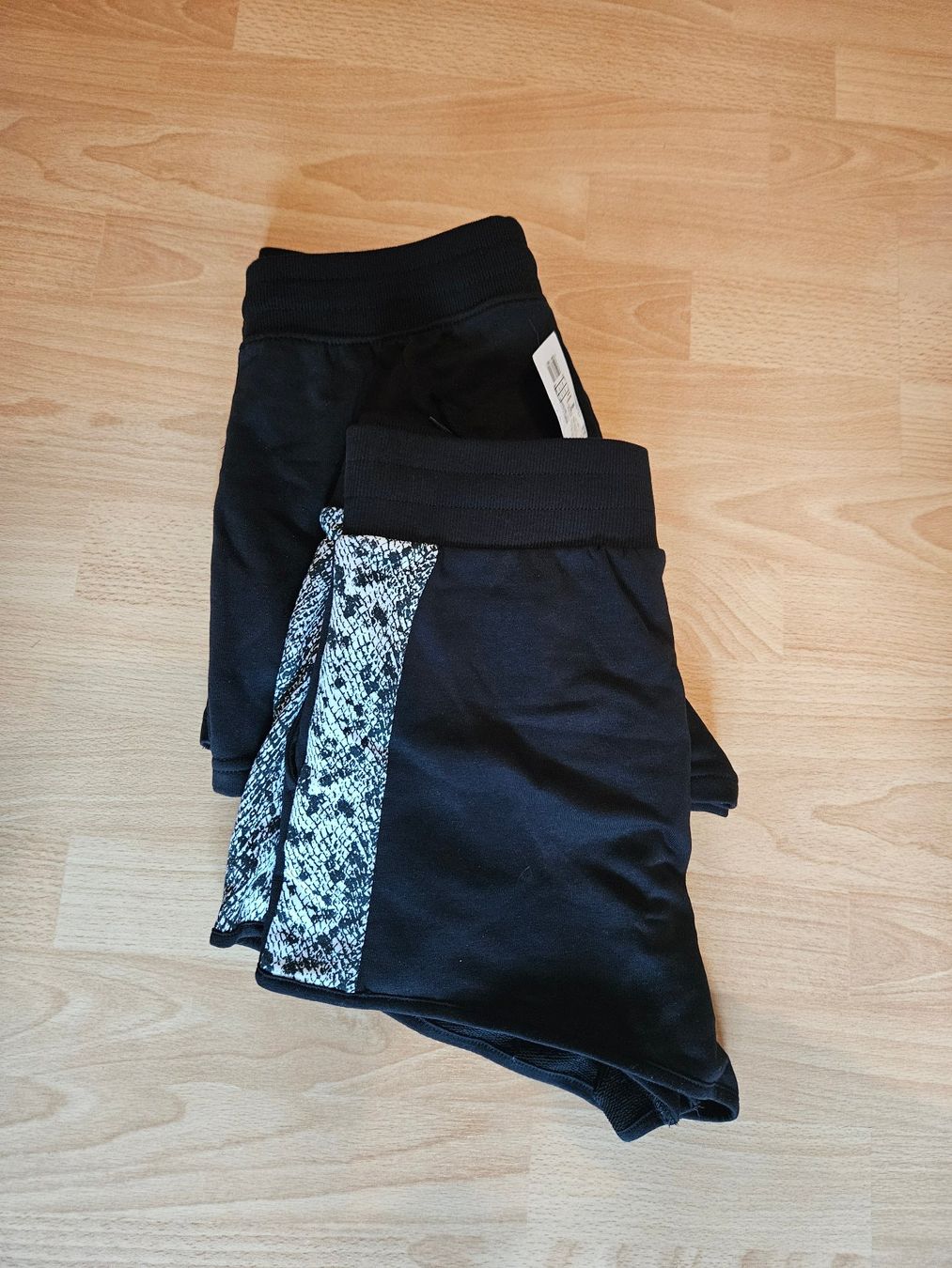 Puma Pantaloni: Puma Damen Shorts S Doppelpack – Nuovo (secondo la descrizione) da St. Gallen venduto da Demos86 5